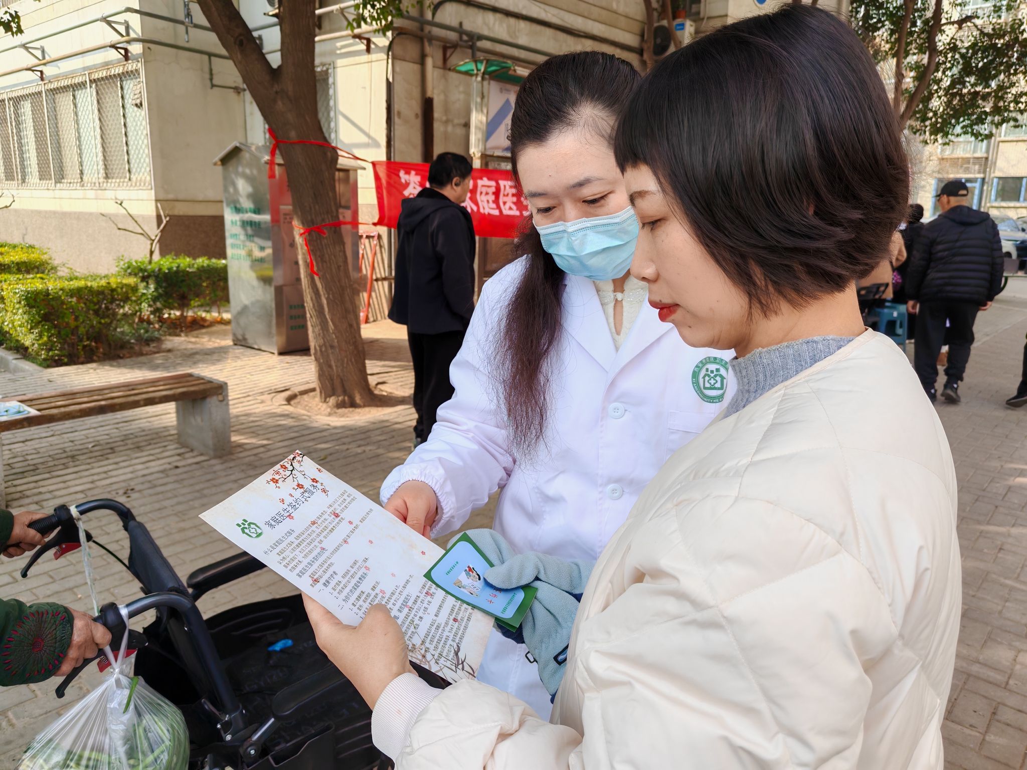 校医院举办中医健康咨询和医康养结合工作宣传活动，助力师生健康