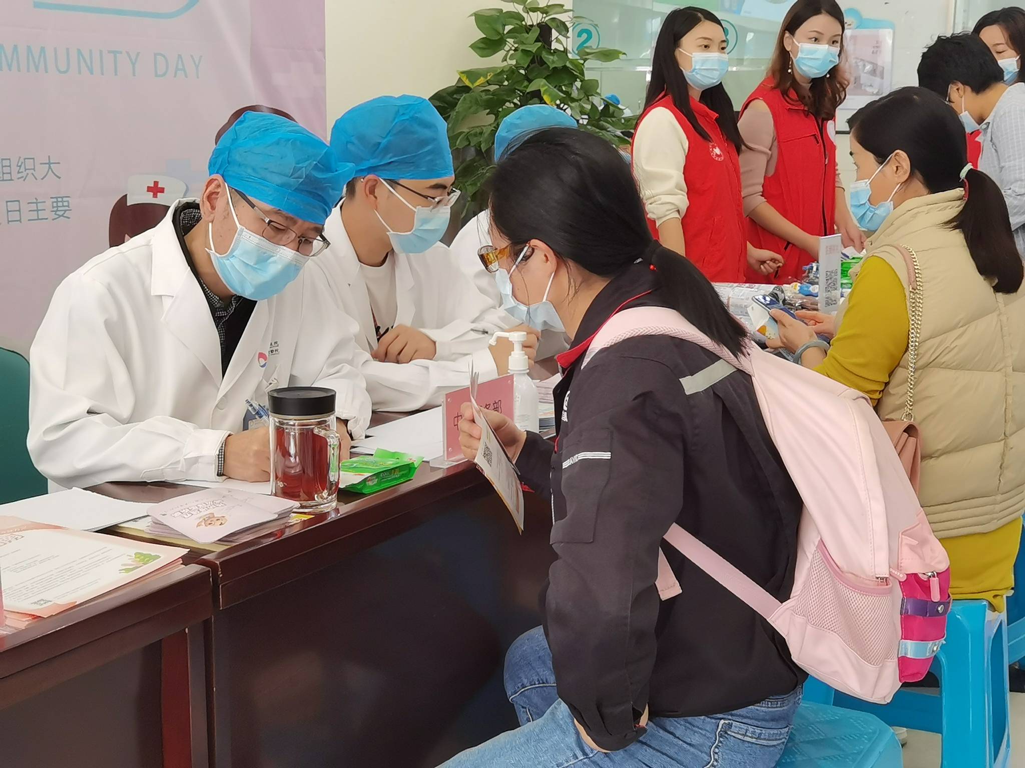 走出免疫误区，珠海妇幼开展“世界强化免疫日”健康咨询活动