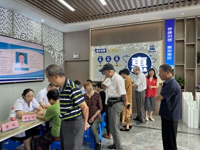 党建联建 健康同行 —— 专家义诊进社区 健康咨询暖人心